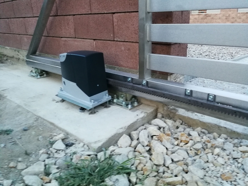 Atvirkštinis plastiku dengtas krumpliastiebis su metaline šerdimi