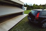 Į išorę išsikišantys atverčiami garažo vartai